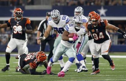 With the help from some great blocking from the offensive line, Ezekiel Elliott runs for a 60 yard touchdown (pic via star-telegram.com).
